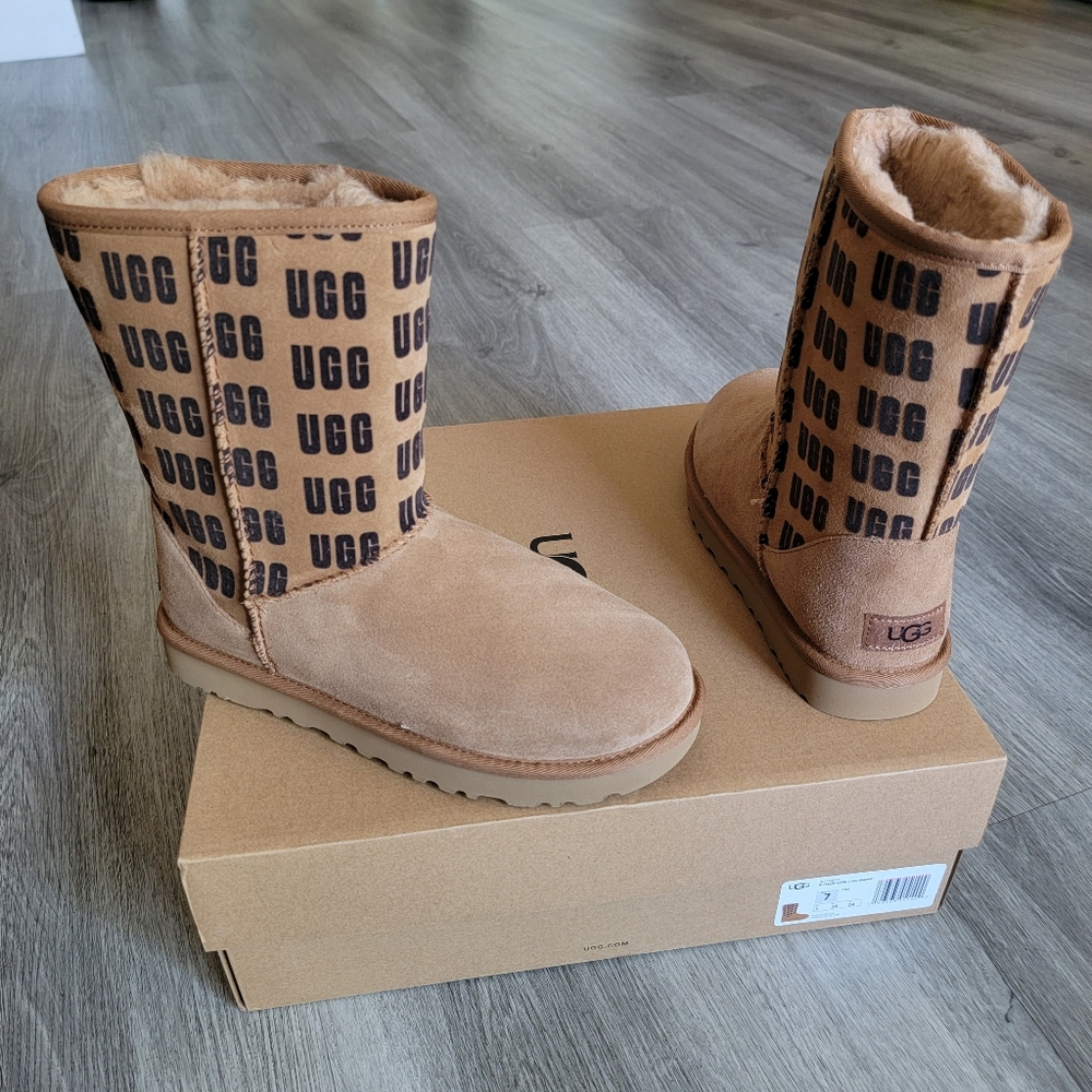 UGG Classic Short II UGG Graphic